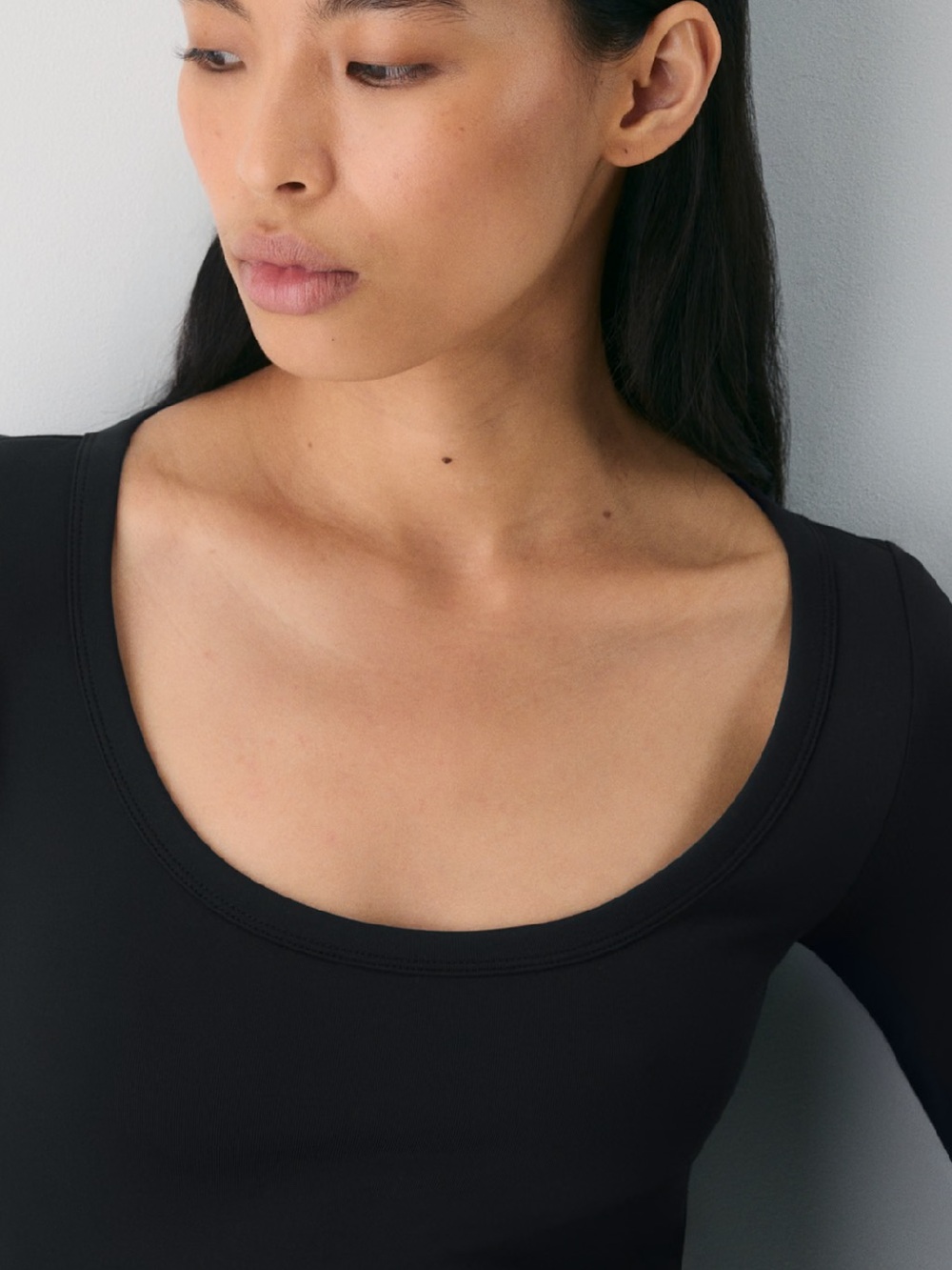 Aritzia Babaton Original Contour Archer Long Sleeve - Picture 4 of 5